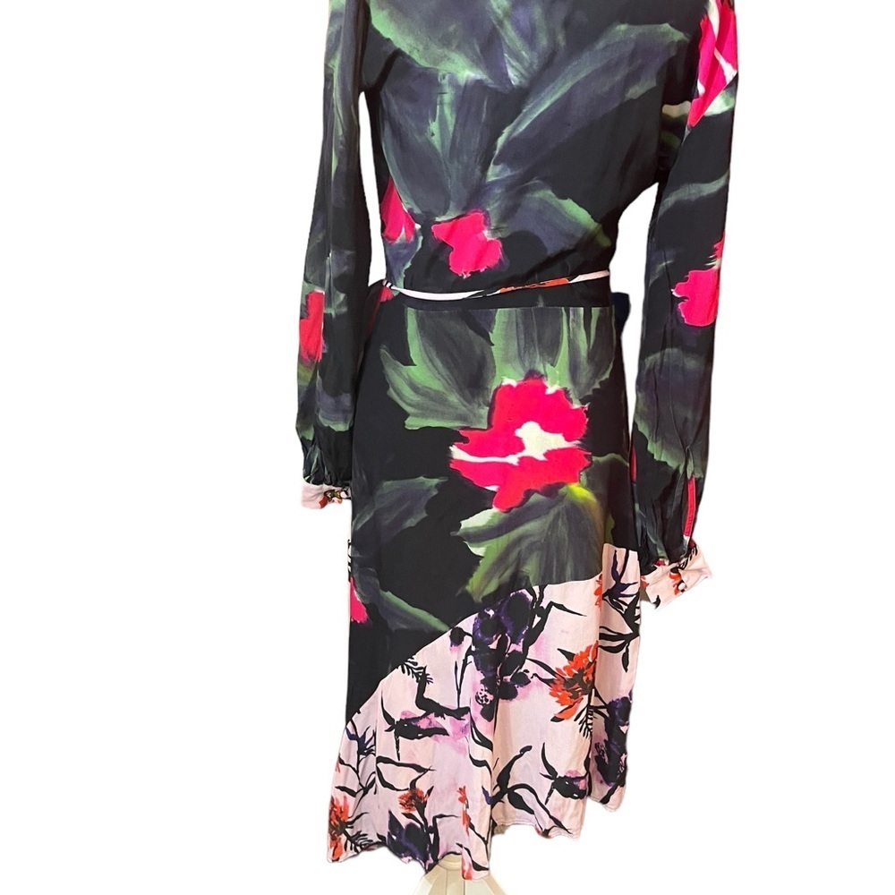 Asymmetrical wrap dress with an artsy floral design so cute H&M - Picture 5 of 8